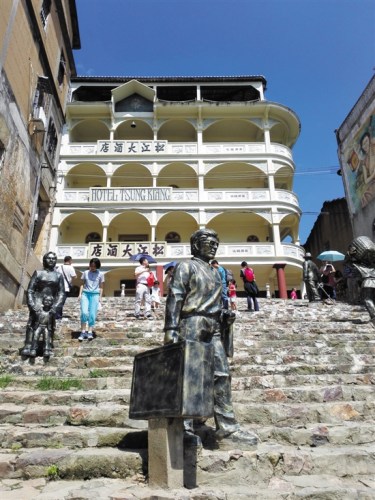 松口古鎮(zhèn)碼頭雕塑再現(xiàn)當(dāng)年下南洋情景 黎存根 攝