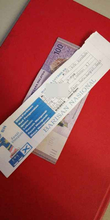 造謠者通過(guò)手機(jī)即時(shí)通訊軟體傳發(fā)在馬華查詢投票站可獲100令吉，害苦許多老人家前往馬華區(qū)會(huì)查詢投票站。(馬來(lái)西亞《星洲日?qǐng)?bào)》)