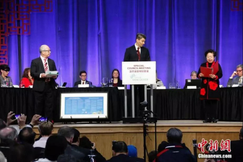 市長(zhǎng)羅品信(Gregor Robertson)(中)代表市府就該市歧視華人的歷史向華人社區(qū)正式道歉。<a target='_blank' >中新社</a>記者 余瑞冬 攝