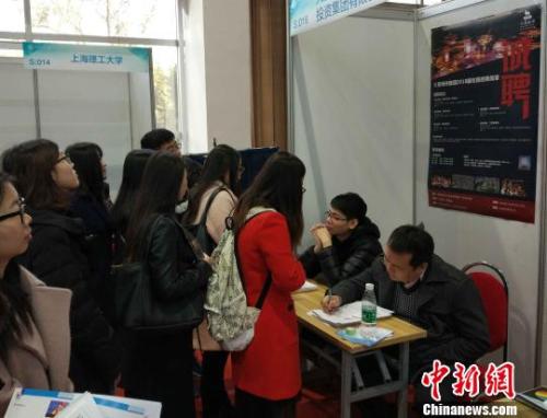 資料圖：求職者與用人單位交流?！№?xiàng)飛 攝