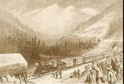 穿越塞拉山的鐵路開(kāi)通，華裔鐵路工人向一輛駛過(guò)的火車(chē)揮手致意。(美國(guó)《世界日?qǐng)?bào)》取材自斯坦福大學(xué)網(wǎng)站)