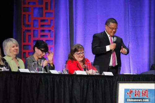 溫哥華市議員雷健華(右一)發(fā)言時(shí)一度哽咽，同場(chǎng)市議員亦有人感慨落淚。<a target='_blank' >中新社</a>記者 余瑞冬 攝