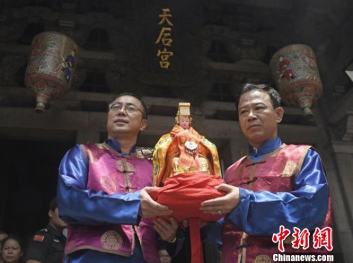 林金贊董事長(右)、瓦努阿圖福建同鄉(xiāng)會會長鄭玉鵬(左)。 高亞成攝。