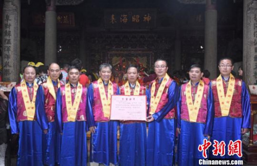 林金贊董事長向瓦努阿圖福建總商會頒發(fā)湄洲媽祖分靈證書。 高亞成攝。