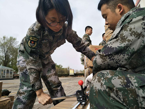 女士官董怡君正在海運(yùn)馬里物資打包裝 女士官董怡君正在海運(yùn)馬里物資打包裝