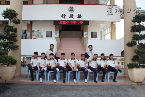 葉夫騰（坐者左）是班上的開(kāi)心果，卻不幸遇禍，甚至出現(xiàn)腦部積血，令同學(xué)們一度擔(dān)憂不已，慶幸手術(shù)成功。（馬來(lái)西亞《星洲日?qǐng)?bào)》）