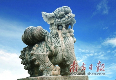 石獅口含一顆滾圓滑溜的石珠，手指輕輕一撥，便滾動(dòng)自如，任憑怎么撥弄，石珠也取不出來，為眾人稱奇。