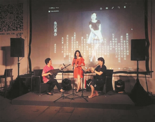 鄭芳卉（右一）一家同臺演出。