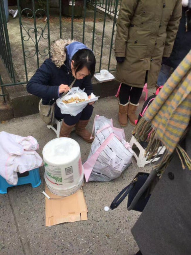 布魯克林華社近年來移民人數(shù)不斷增加，但學(xué)額緊張，讓許多父母不得不連夜排隊(duì)。(圖片來源：美國《世界日報》)