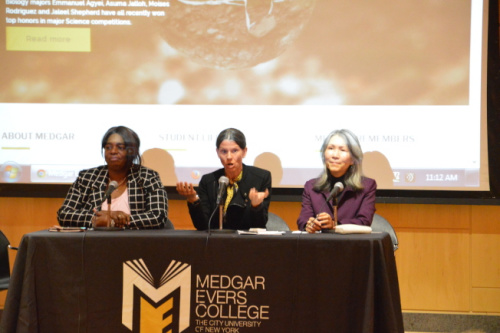 郭曼麗(右)和市府官員說明如何助私人托兒所擴大經營。(美國《世界日報》記者牟蘭／攝影)