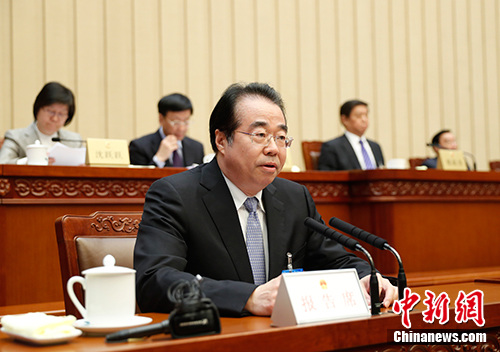 4月25日，十三屆全國(guó)人大常委會(huì)第二次會(huì)議在北京召開(kāi)。受國(guó)務(wù)院委托，國(guó)務(wù)院僑務(wù)辦公室主任許又聲作了關(guān)于華僑權(quán)益保護(hù)工作情況的報(bào)告。<a target='_blank' >中新社</a>記者 杜洋 攝