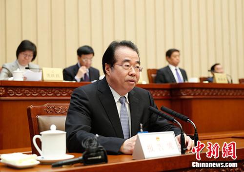 4月25日，十三屆全國人大常委會第二次會議在北京召開。受國務(wù)院委托，國務(wù)院僑務(wù)辦公室主任許又聲作了關(guān)于華僑權(quán)益保護工作情況的報告。<a target='_blank' >中新社</a>記者 杜洋 攝