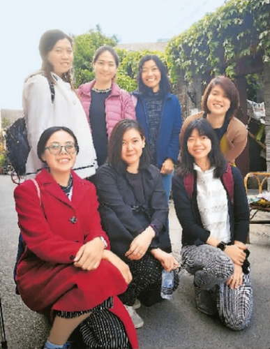 參加培訓(xùn)的老師參觀北京歷史最悠久的斜街之一——煙袋斜街。 趙曉霞攝