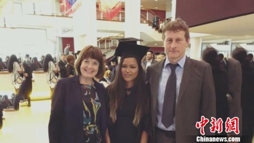 Polly(中)與養(yǎng)父母。Polly Clegg提供