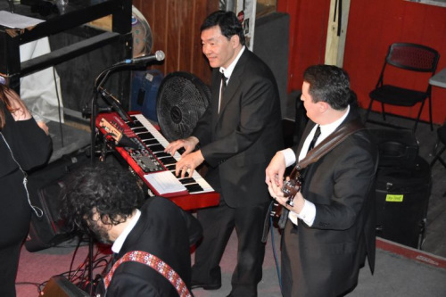 自小學(xué)琴的Patrick Hwu在樂(lè)隊(duì)里擔(dān)任鍵盤手。他說(shuō)音樂(lè)有助于他開(kāi)發(fā)右腦，是一件令他享受的事情。(美國(guó)《僑報(bào)》/陳琳 攝)