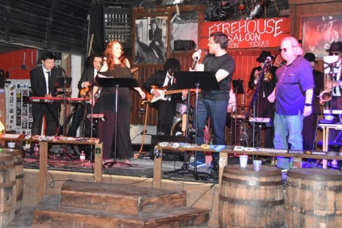 樂(lè)隊(duì)成員均為安德森癌癥中心里的醫(yī)生、科學(xué)家或研究人員，他們中包括有望問(wèn)鼎諾貝爾醫(yī)學(xué)獎(jiǎng)的吉姆。艾利森。通過(guò)他們的表演，人們見(jiàn)識(shí)到這些醫(yī)生們豐富的精神世界。(美國(guó)《僑報(bào)》/陳琳 攝)