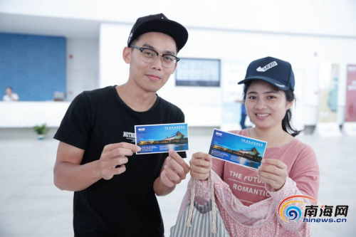 　中國(海南)南海博物館開館首日，前來參觀的市民向南海網(wǎng)記者展示手中門票。南海網(wǎng)記者劉洋