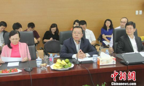 圖為黃溪連大使(中)在座談會(huì)上講話?！×钟纻?攝