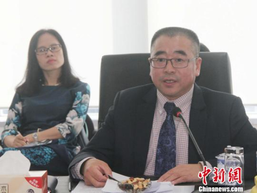 圖為印尼中國(guó)商會(huì)總會(huì)會(huì)長(zhǎng)、中油國(guó)際(印尼)公司總裁宮本才在座談會(huì)上分享了開(kāi)拓印尼市場(chǎng)的經(jīng)驗(yàn)和體會(huì)?！×钟纻?攝