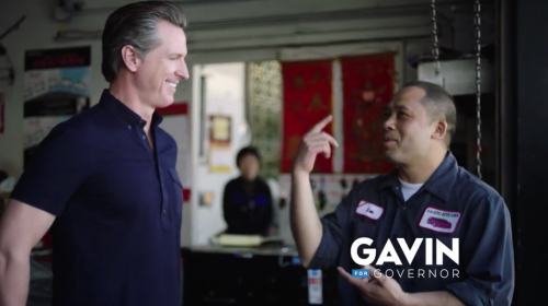 美國加州州長候選人、現(xiàn)任加州副州長紐森(Gavin Newsom)發(fā)布的電視競(jìng)選廣告截圖。(美國《世界日?qǐng)?bào)》/視頻截圖)
