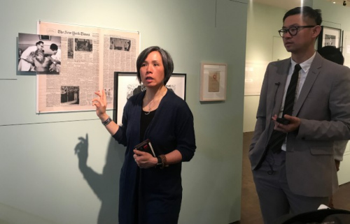 中醫(yī)師彭美玉(左)和美國(guó)華人博物館展覽部主任譚?？?右)希望中醫(yī)展覽可以讓華裔移民后代了解自己的文化。(美國(guó)《世界日?qǐng)?bào)》/牟蘭 攝)