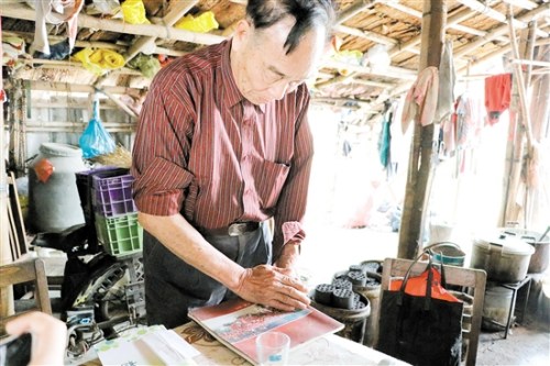 鄧錫康至今保留著舊時的禮樂龍舟畫冊。