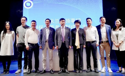  中國(guó)駐米蘭總領(lǐng)事館總領(lǐng)事宋雪峰(左五)、副總領(lǐng)事汪惠娟(左六)和米蘭領(lǐng)區(qū)首批領(lǐng)事保護(hù)志愿者合影。(圖片來(lái)源：《歐聯(lián)網(wǎng)》)