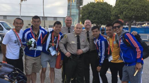 蔡雄(中)與來(lái)洛杉磯參加世界警消競(jìng)賽的中國(guó)香港警察選手們合影。(美國(guó)《世界日?qǐng)?bào)》╱洛縣警局臉書)