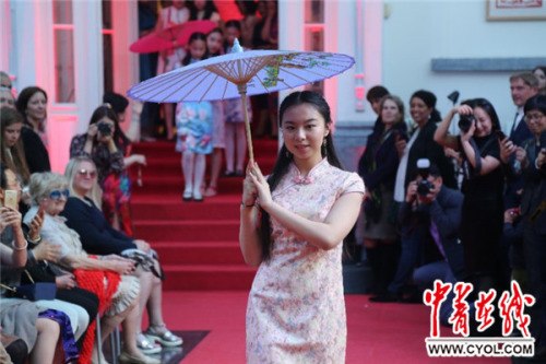 中國(guó)駐歐盟使團(tuán)陽(yáng)光學(xué)校學(xué)生在展覽開(kāi)幕式上走秀。鞠輝/攝