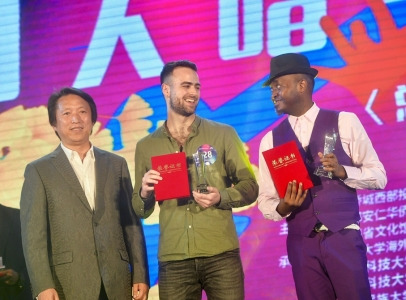 謝恩靈和Kay領獎。