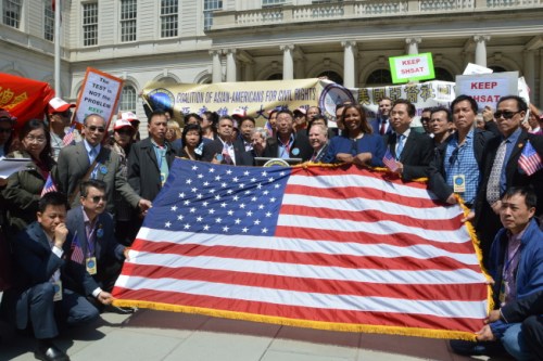 陳善莊(講話者)呼吁華裔民眾積極參政，不再當啞裔。(記者牟蘭／攝影)