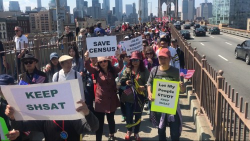 28日千余民眾上街高舉標語，力爭移民權(quán)益。(記者牟蘭／攝影)