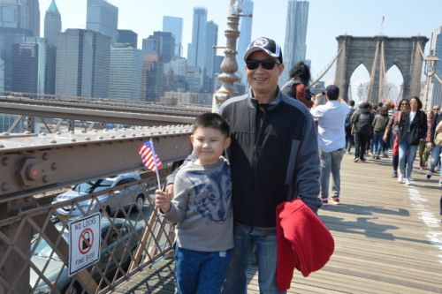 馮偉澤(左)同父母一起參與當日游行。(記者牟蘭／攝影)