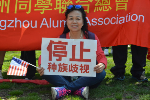 28日千余民眾上街高舉標語，要求停止歧視。(記者牟蘭／攝影)