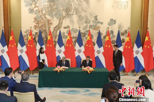 5月1日，中國國務委員兼外交部長王毅在北京同多米尼加共和國外長巴爾加斯簽署《中華人民共和國和多米尼加共和國關于建立外交關系的聯(lián)合公報》。自公報簽署之日起，中華人民共和國和多米尼加共和國相互承認并建立大使級外交關系。<a target='_blank' >中新社</a>記者 盛佳鵬 攝