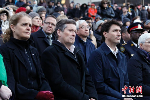 當地時間4月29日晚，加拿大多倫多上萬民眾齊聚日前發(fā)生汽車蓄意沖撞行人慘案地段的北約克拉士民廣場，為慘劇遇難者舉行追思悼念會。圖為加拿大總督朱莉·佩耶特（前左）、總理特魯多（前右）、多倫多市長莊德利（前中）等坐在民眾中間參加悼念。<a target='_blank' >中新社</a>記者 余瑞冬 攝