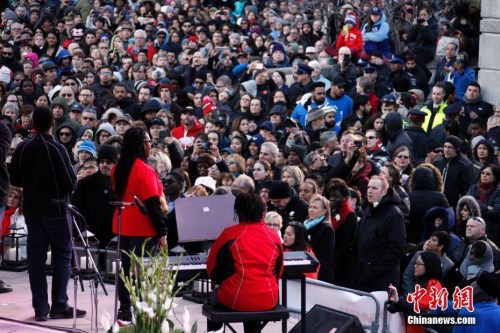 圖為來自不同族裔社區(qū)的代表登臺，用歌聲和詩句向罹難者致以哀悼，向生者傳遞鼓勵。<a target='_blank' >中新社</a>記者 余瑞冬 攝