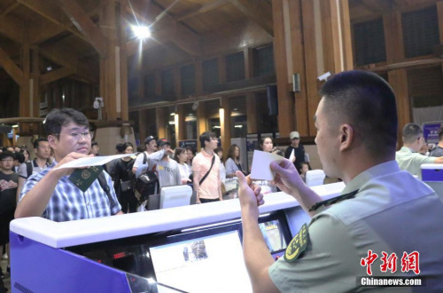 5月1日凌晨，韓國(guó)濟(jì)州航空7C8601航班降落在三亞鳳凰國(guó)際機(jī)場(chǎng)，141位旅客享受免簽政策進(jìn)入三亞。他們是海南實(shí)施59國(guó)人員入境旅游免簽政策后，首批入境的免簽游客。<a target='_blank' >中新社</a>記者 王曉斌 攝