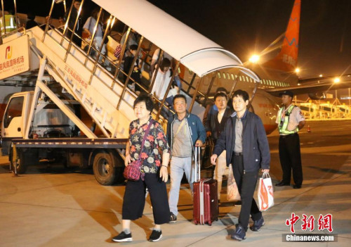 韓國(guó)旅客走下飛機(jī)。<a target='_blank' >中新社</a>記者 王曉斌 攝