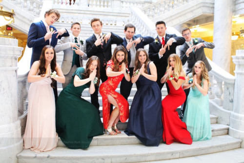 美國(guó)猶他州一名白人高中生穿高叉旗袍出席畢業(yè)舞會(huì)。(美國(guó)《世界日?qǐng)?bào)》／Twitter圖片)