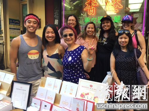 古雅莉（前左2）和媽媽及朋友。（美國(guó)《僑報(bào)》）