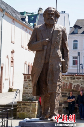 5月5日，中國贈送的馬克思雕像在其故鄉(xiāng)德國特里爾正式揭幕。圖為當(dāng)天揭幕的馬克思雕像。 彭大偉 攝