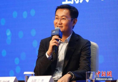 資料圖：2016年11月17日，騰訊公司董事局主席兼CEO馬化騰在浙江烏鎮(zhèn)出席第三屆世界互聯(lián)網(wǎng)大會(huì)企業(yè)家代表集體采訪活動(dòng)。<a target='_blank' >中新社</a>記者 劉關(guān)關(guān) 攝