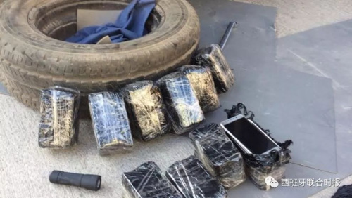 卡車備胎里面查獲的100個(gè)被盜的手機(jī)。(圖片來源：西班牙聯(lián)合時(shí)報(bào)微信公眾號(hào))