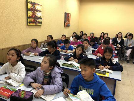 孩子們認真聽示范課。