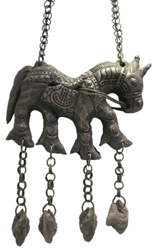 相較于市面上千篇一律的長(zhǎng)命鎖款式，熊福章展示的清末民國(guó)時(shí)期的款式要立體精致許多。