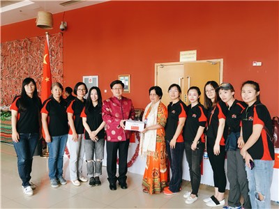 我館向活動(dòng)主辦方捐贈(zèng)義賣收入。(圖片來(lái)源：中國(guó)駐馬拉維大使館網(wǎng)站)