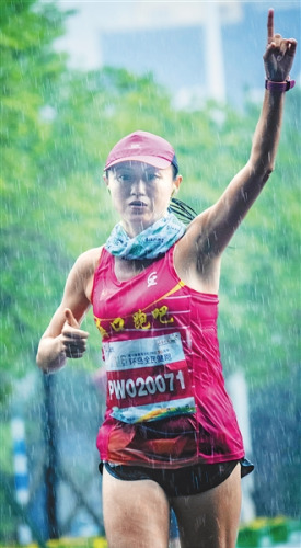 ?？谡?、瓊海站女子10公里組冠軍張爽。 本報記者 李幸璜 攝