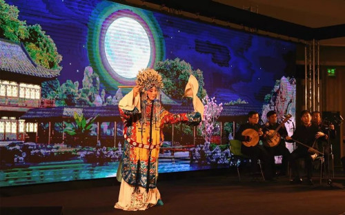 京劇表演藝術(shù)家史依弘在開(kāi)幕式上表演。(圖/歐洲時(shí)報(bào)記者周修怡)