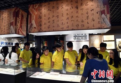 6月9日，來自菲律賓、馬來西亞、印度尼西亞等地的華僑大學(xué)僑生在參觀“百年跨國兩地書——福建僑批”巡回展，尋找世界記憶遺產(chǎn)里的中華根脈。僑批是海外華僑華人通過民間渠道以及后來的金融郵政機構(gòu)寄回國內(nèi)的家書及簡單附言及匯款的憑證，是一種“信款合一”的家書。2013年6月，“僑批檔案”成功入選《世界記憶遺產(chǎn)名錄》。<a target='_blank' >中新社</a>記者 張斌 攝 鍏